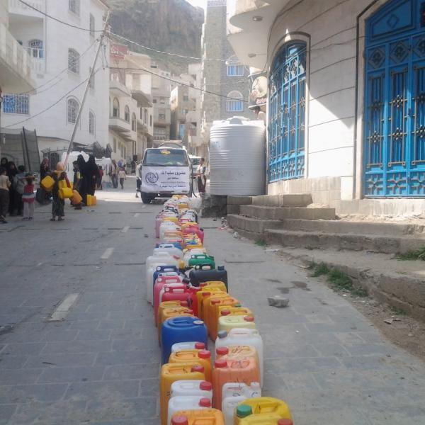 توريد وتوزيع مياه في مدينة تعز